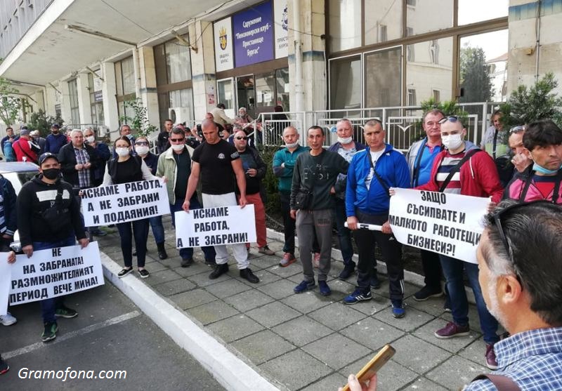 Рибари на протест срещу министерска заповед