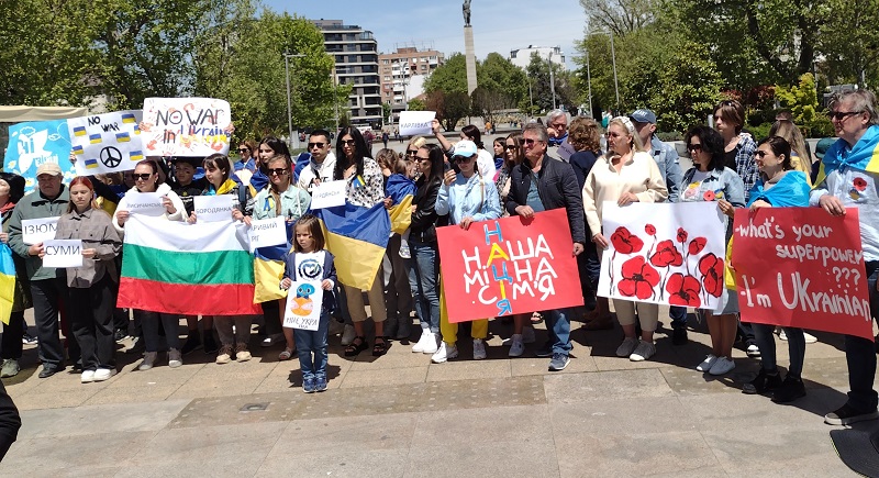 Украинци плакаха и се молиха в Бургас за жертвите на войната