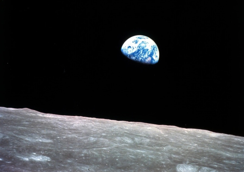 Астронавтът, който снима Земята от Луната, загина в самолетна катастрофа