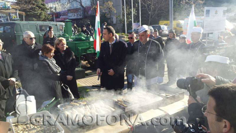 Молебен за здраве и рибена скара за бургазлии