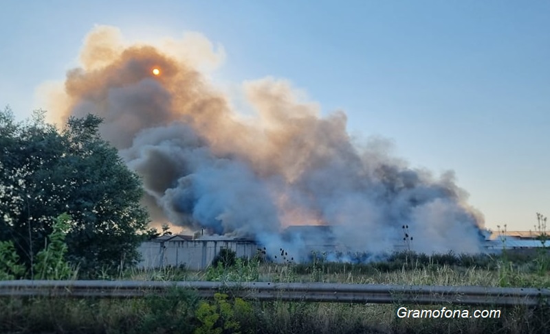 Вижте големия пожар, който гори в завод до Костинброд