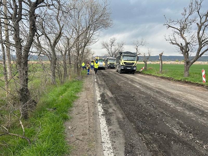 Започна цялостен ремонт на основния път за кварталите „Черно море“ и „Рудник"