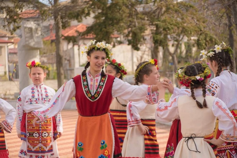 Лазарки донесоха пролетно настроение в община Царево