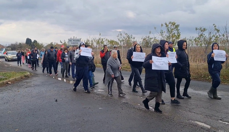 Протестиращи в Лозово: Разкош е, ако имаме ток и вода накуп