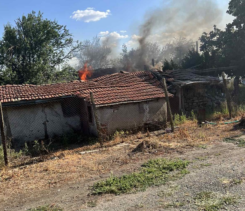 Голям пожар в карнобатското село Деветинци, евакуираха хора