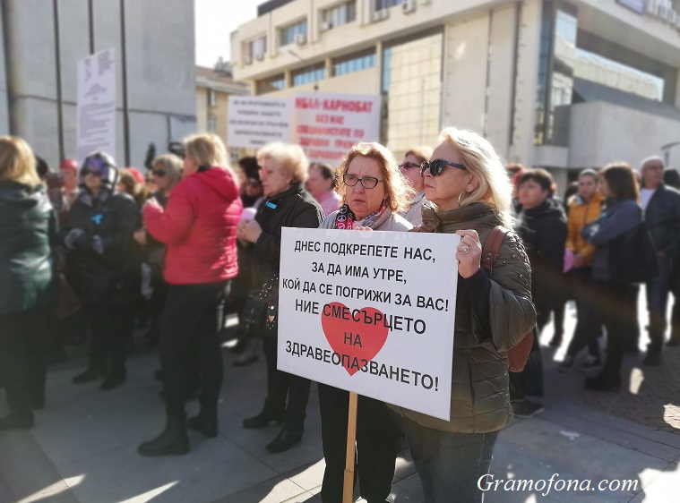 Медицински сестри хвърлиха белите престилки в знак на протест