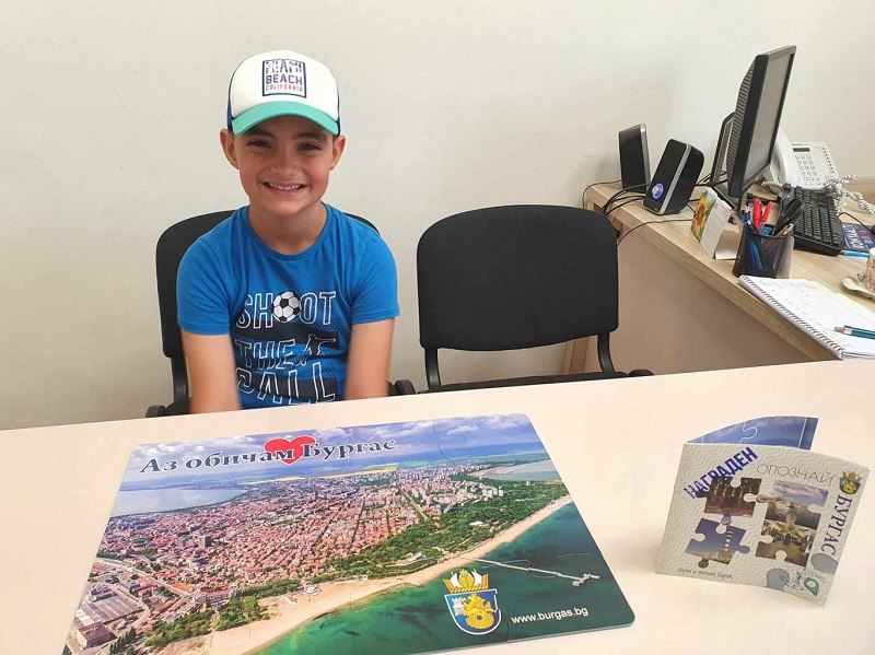 Първокласник от София събра 18 печата в книжката „Опознай Бургас”