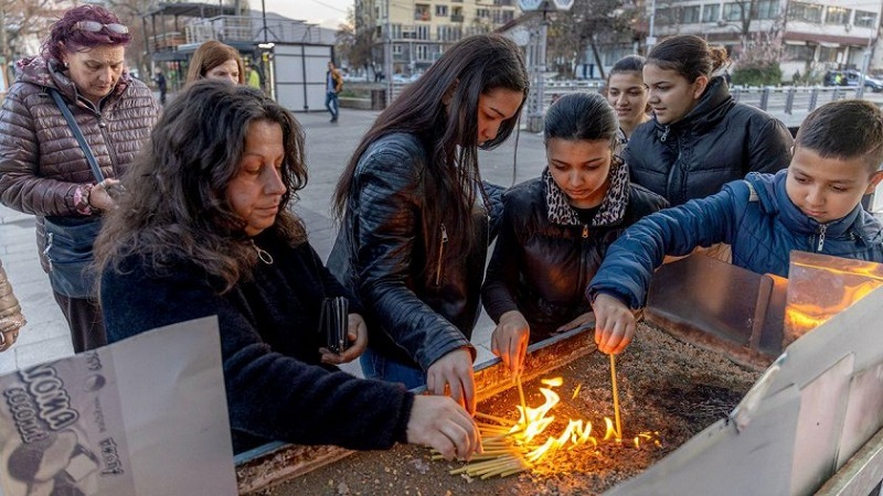 Погребват жертвите на пожара в Кочани, хората помолиха за тишина