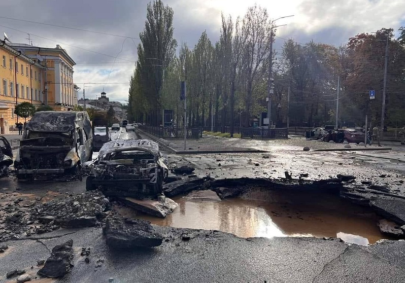 8 загинали и десетки ранени след ракетен удар в Киев