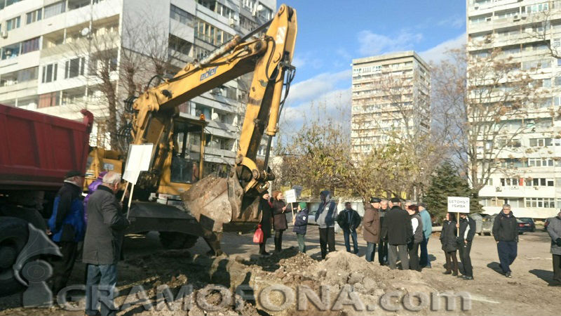 В Лазур застанаха пред багерите