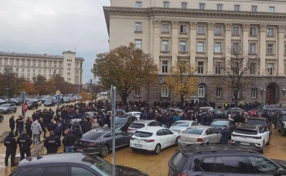 Стотици полицаи протестират пред НС в защита на министъра на вътрешните работи