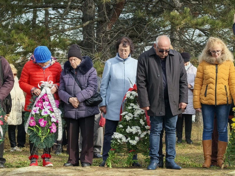 В Карнобат отдадоха почит пред загиналите за освобождението на града