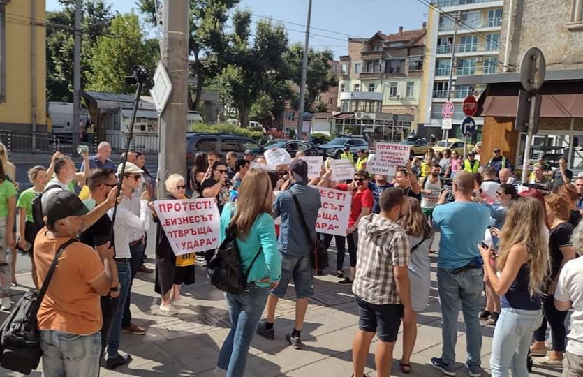 Бизнесът в Бургас протестира