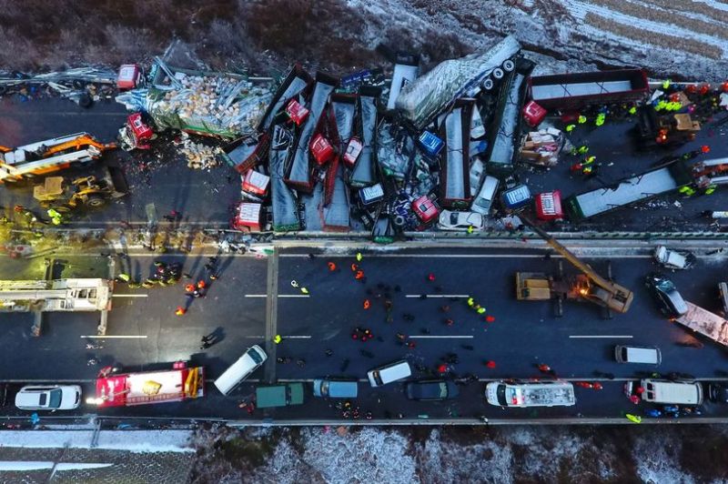 4 загинали и 40 ранени във верижна катастрофа в Китай