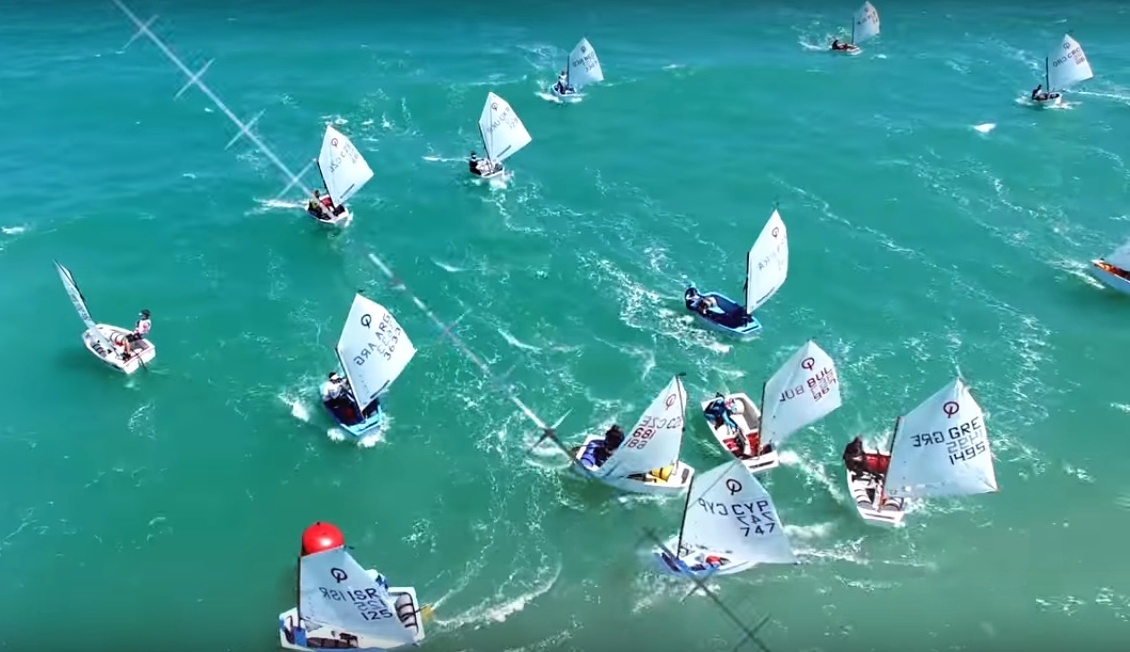 Стотици ветроходци порят вълните на Бургаския залив (видео)