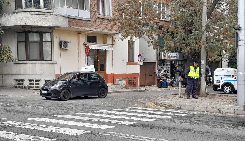 Полицаи на пост до пешеходните пътеки в Бургас