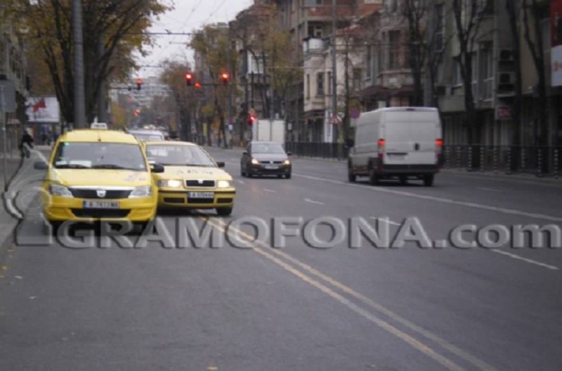 Автомобилната администрация ще проверява такститата и през нощта