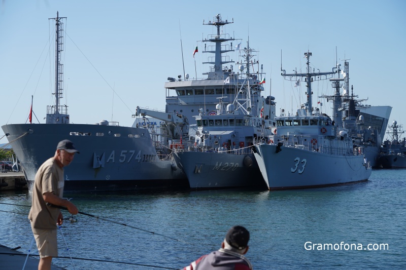 Военни кораби акостираха на Морската гара в Бургас