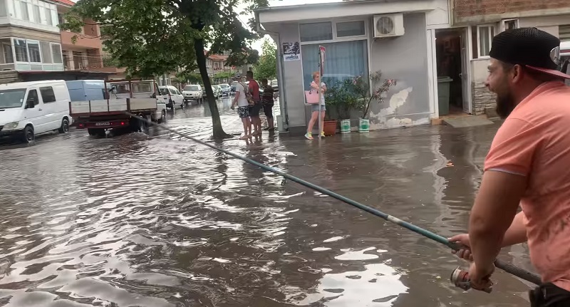 Заради проливен дъжд в Поморие извадиха въдиците