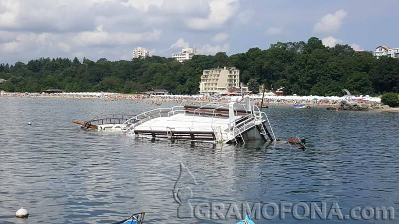 Моторна лодка се обърна и потъна на плажа в Китен