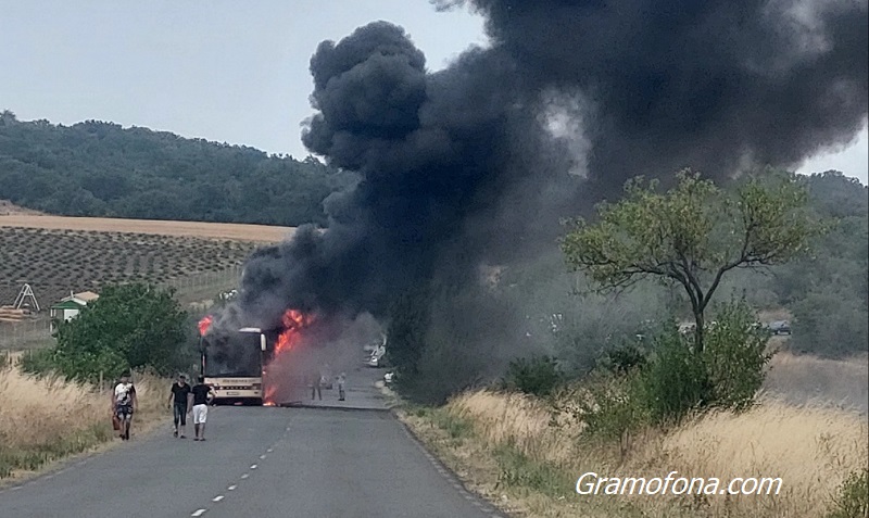 Работници оцеляха по чудо, автобусът им изгоря до основи край поморийското село Дъбник