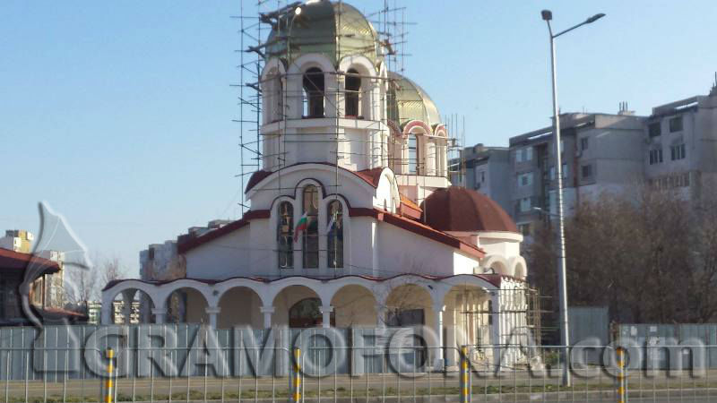 Довършват куполите на храма в Меден рудник