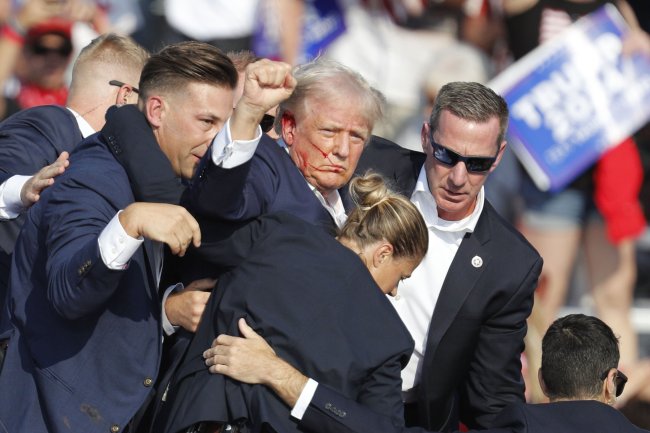 Доналд Тръмп бе ранен при стрелба на митинг в Пенсилвания