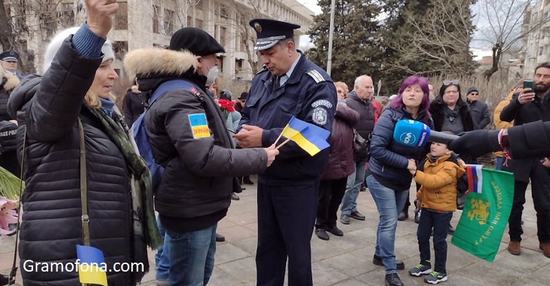 Българки се сбиха пред руския паметник в Бургас