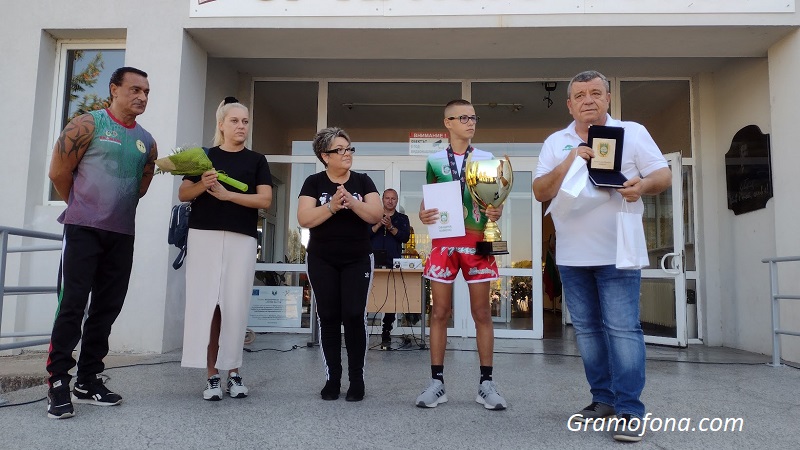 В Камено наградиха световния си шампион Алекс Жеков 