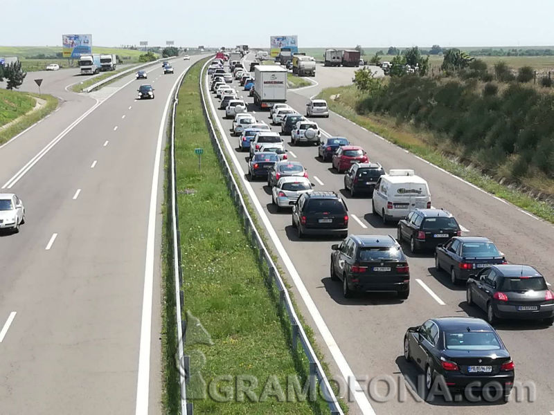 Мокри и хлъзгави са пътните настилки в Бургаско 