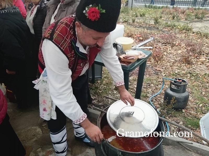 Боб с ножонки, трахана и рибена чорба на фестивала "Вкусните гозби на Странджа" в Бургас