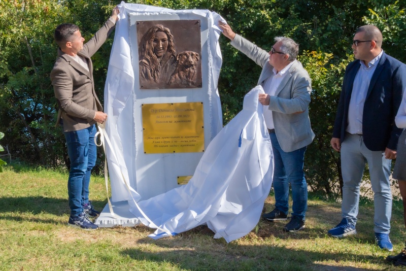 Откриха паметник на д-р Даниела Йорданова в Царево