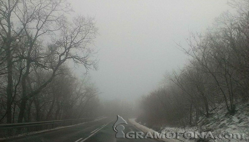 Дъжд, мокър сняг и мъгла по пътищата в Бургаско