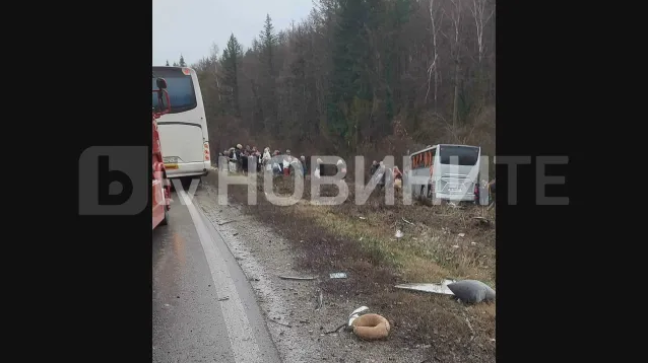 Тежка катастрофа между автобус с туристи и камион в Русенско