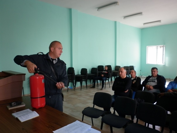 Доброволци от Камено се учат как да реагират и спасяват хора при пожари и бедствия 