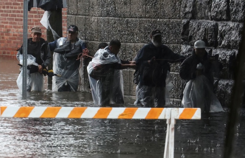 Извънредно положение в Ню Йорк, който е под вода