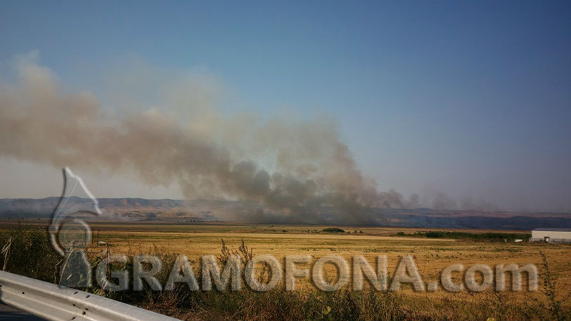 2 пожара в Бургаско, единият близо до къщите на хората