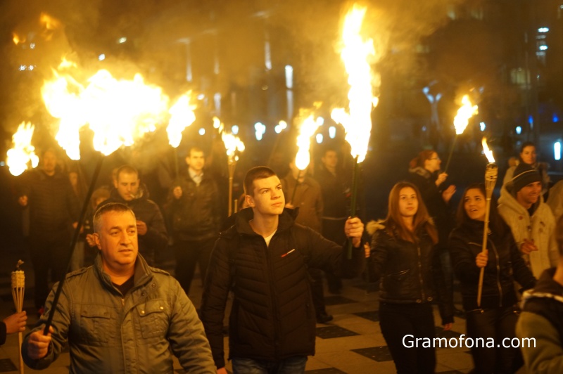 Две факелни шествия в Бургас в памет на Апостола