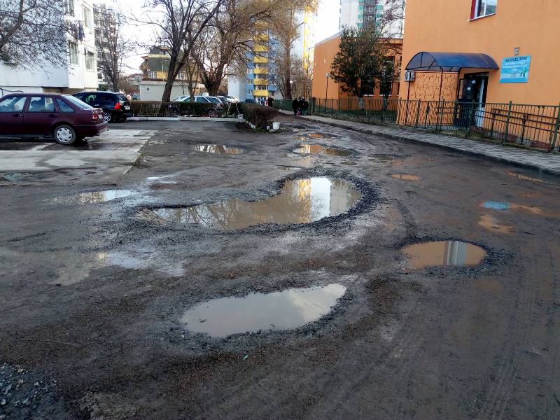 Улица с кратери води до бургаско училище