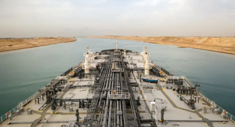 Петролен танкер се преобърна близо до Оман, екипажът е в неизвестност