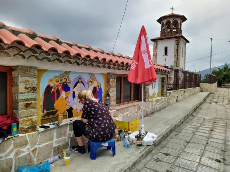 Доброволка изографисва църквата в село Варвара