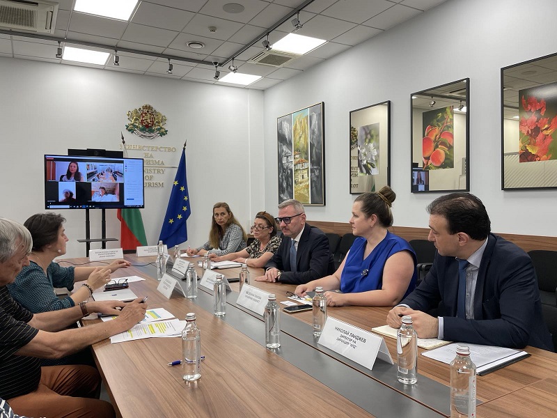 Министър Милошев се срещна с екскурзоводите във връзка с решението на КЗК