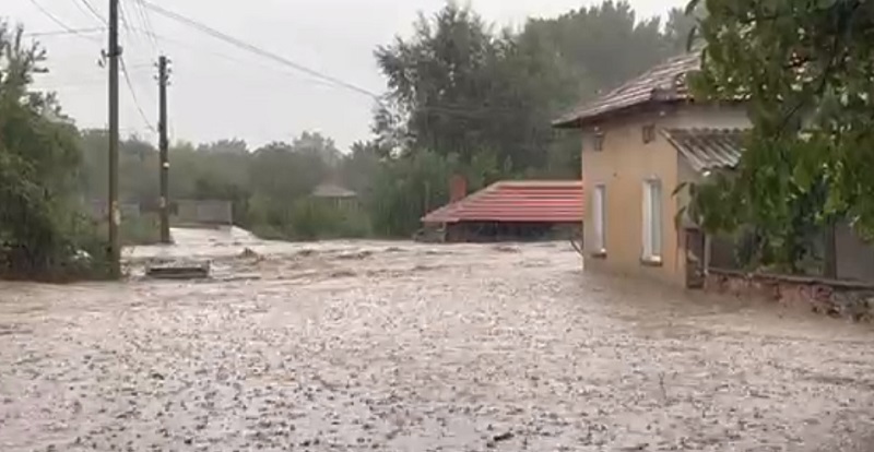 Частично бедствено положение в Карловско, евакуират хора от наводнени села