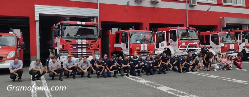 Бургаските пожарникари сведоха глави в памет на Атанас Градев и Йордан Илиев