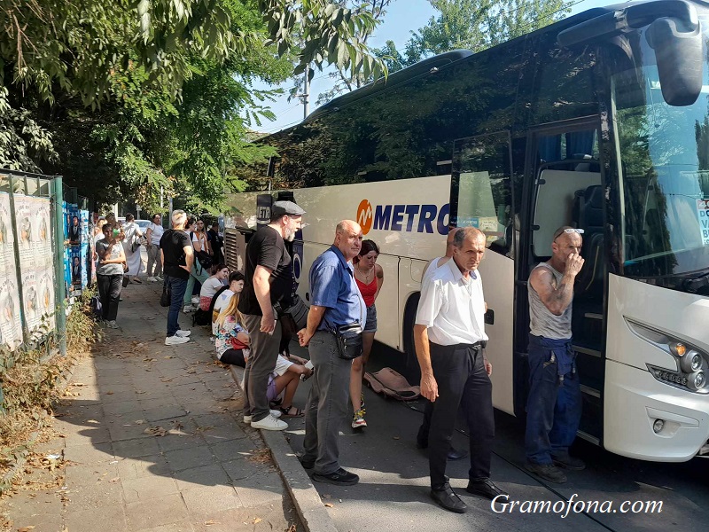 Автобус закъса на натоварен булевард, два часа няма кой да прибере пътниците