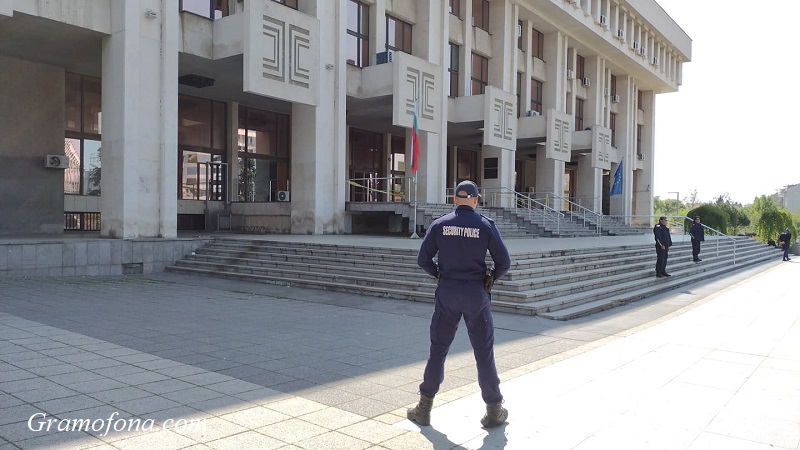 Протест пред бургаския съд в защита на задържан баща