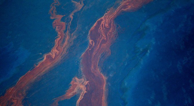 Мащабно изтичане на петрол в Мексиканския залив