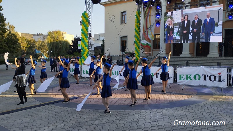 Стотици карнобатлии са заедно за празника на любимия си град