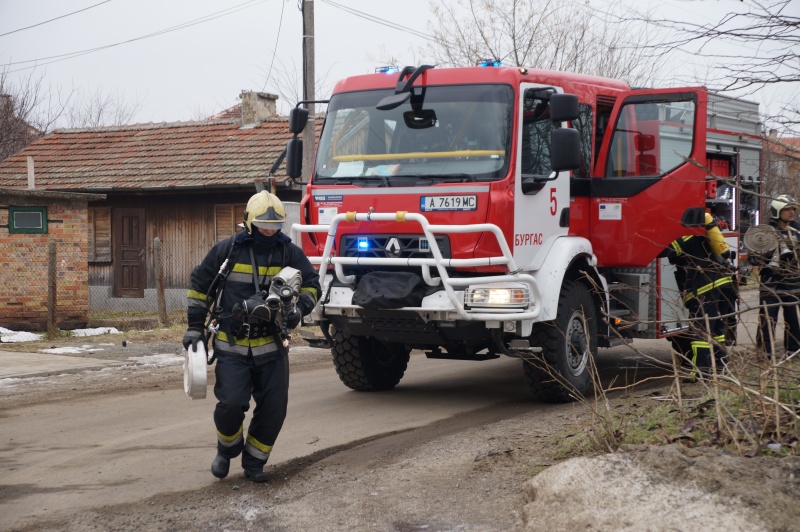 Пожар обхвана вила в парк Росенец