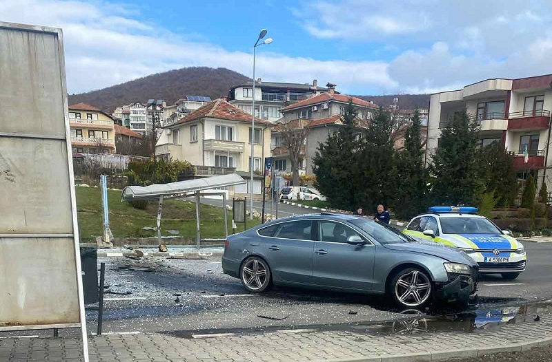 Шофьор помля автобусна спирка и изчезна в Свети Влас